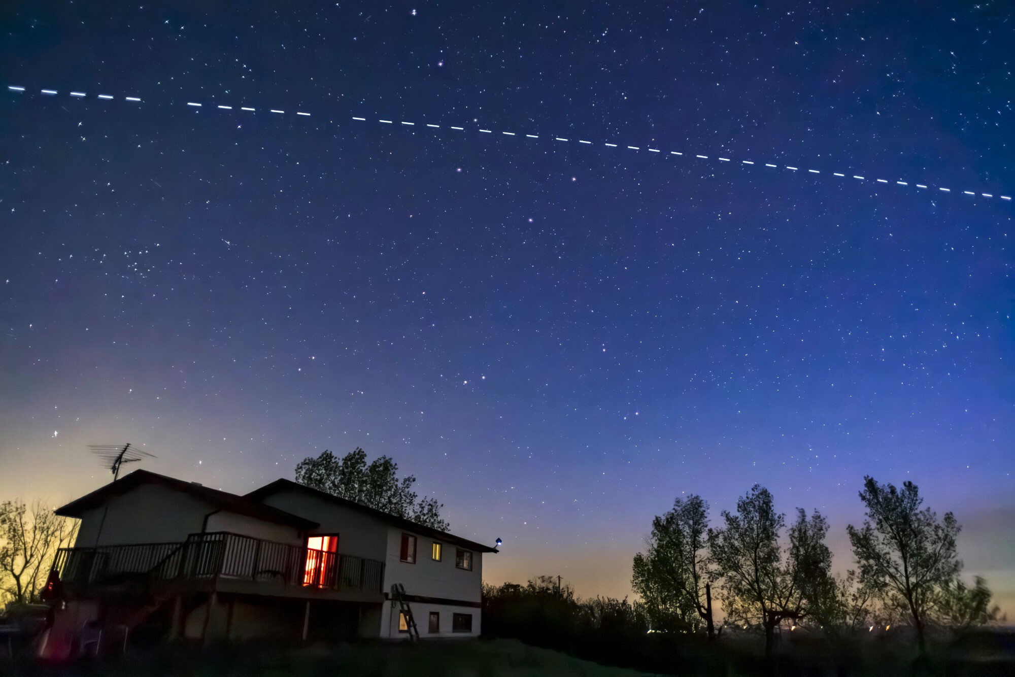 Starlinki Space X znów na polskim niebie