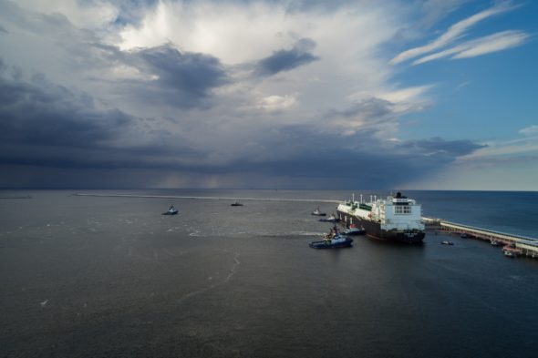 Metanowiec LNG Clean Ocean w Świnoujściu. Fot. PGNiG