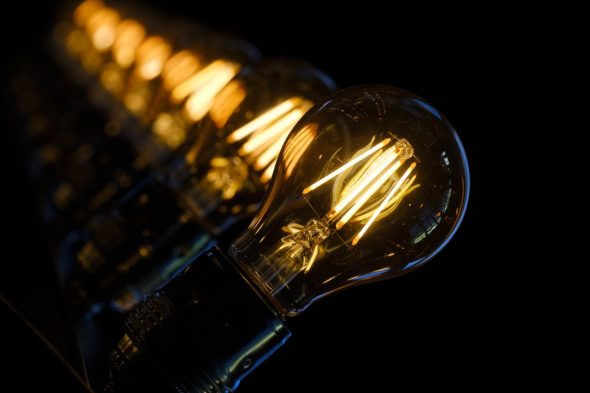 energia elektryczna energetyka żarówka fot. Pixabay