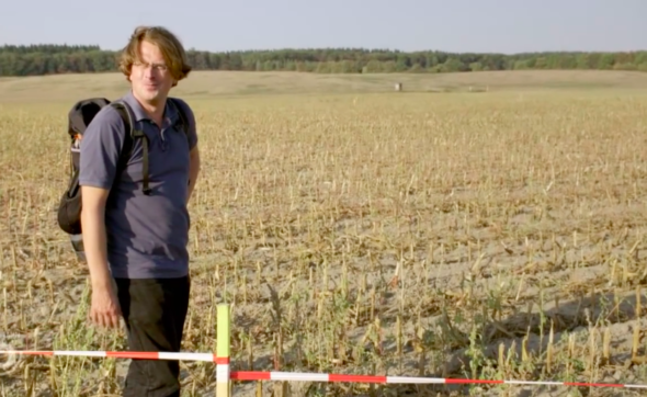 Malte Heynen na swoim polu, przez który ma przebiegać EUGAL. Źródło: Youtube