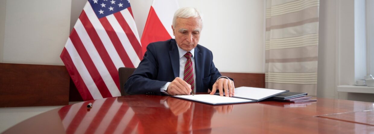 Piotr Naimski podpisuje umowę o współpracy przy atomie z USA. Fot. Biuro pełnomocnika