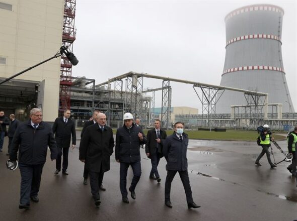 Łukaszenka podczas wizyty w elektrowni jądrowej Ostrowiec fot.Minenergo