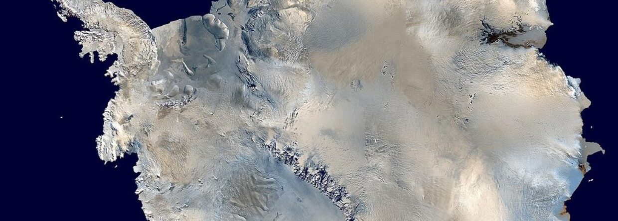 Antarktyda widziana z kosmosu. Źródło Wikipedia