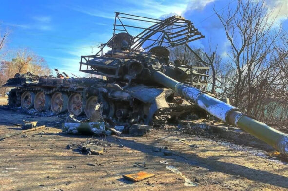 Zniszczony czołg rosyjski  na Ukrainie fot. Twitter.