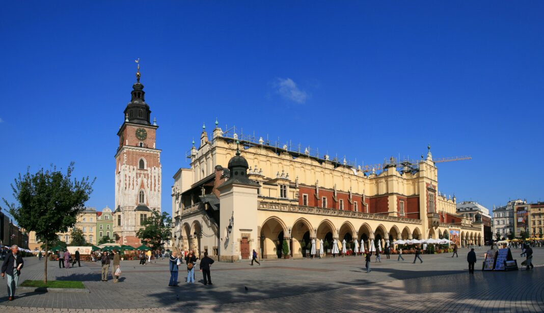 Rynek Główny z widokiem na Sukiennice w Krakowie. Fot. Wikimedia Commons