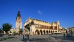 Rynek Główny z widokiem na Sukiennice w Krakowie. Fot. Wikimedia Commons