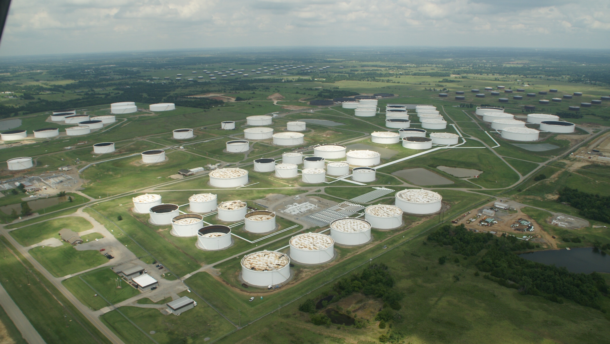 Magazyny ropy w Cushing, Oklahoma. Fot. Wikimedia Commons