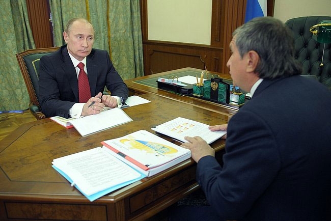 Prezydent Władimir Putin i Igor Sieczin (prezes Rosnieftu). Fot. Rosnieft