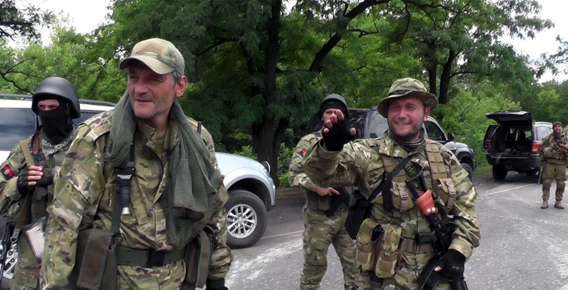 Bojownicy Prawego Sektora w Donbasie. Po prawej przywódca organizacji - Dmytro Jarosz
