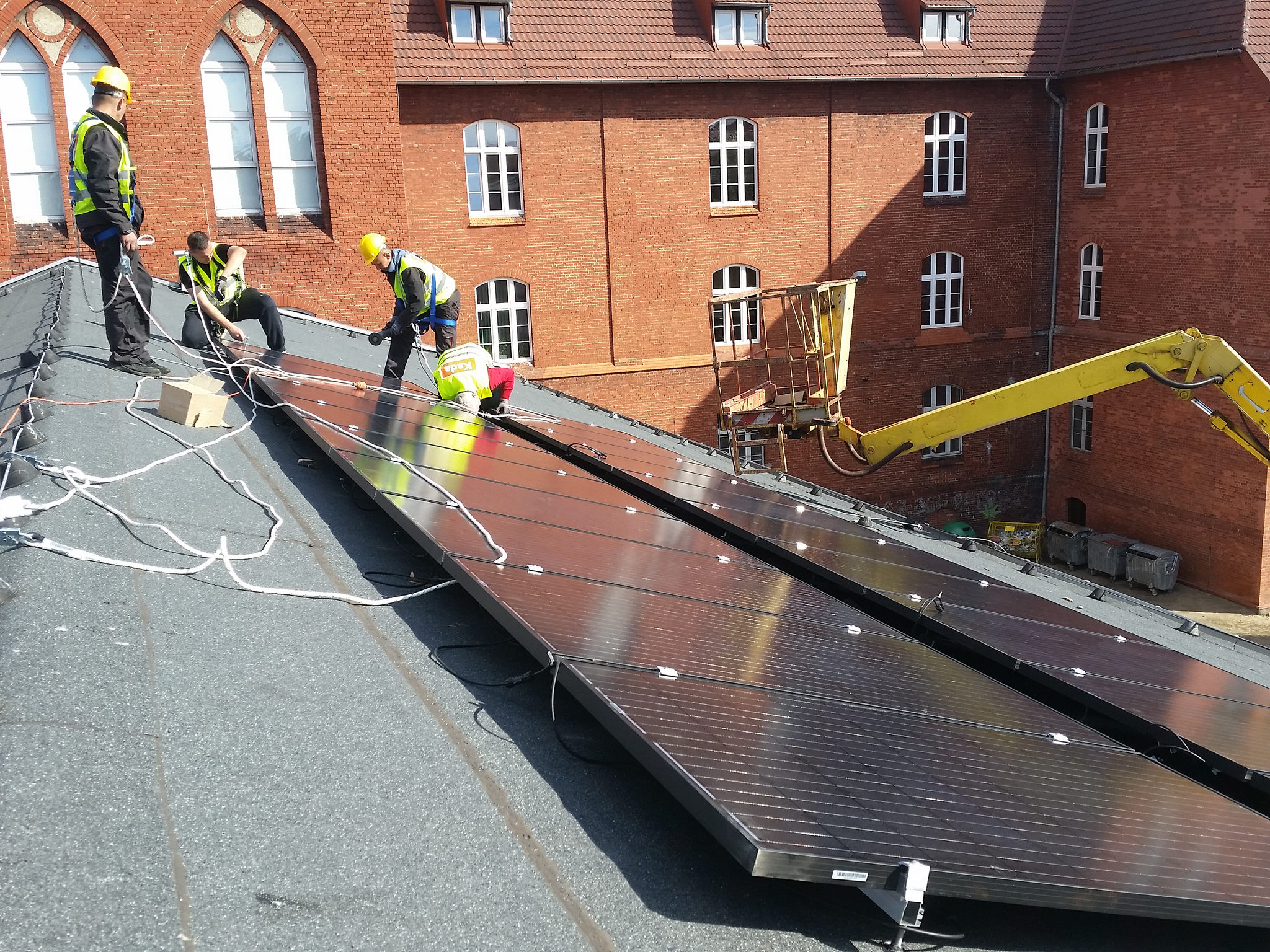 Greenpeace montuje panele na dachu słupskiej szkoły