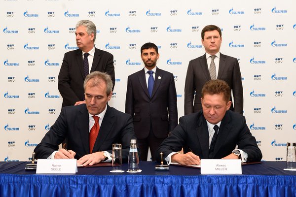 Austriacka firma OMV podpisuje umowę z Gazpromem. Fot. Gazprom