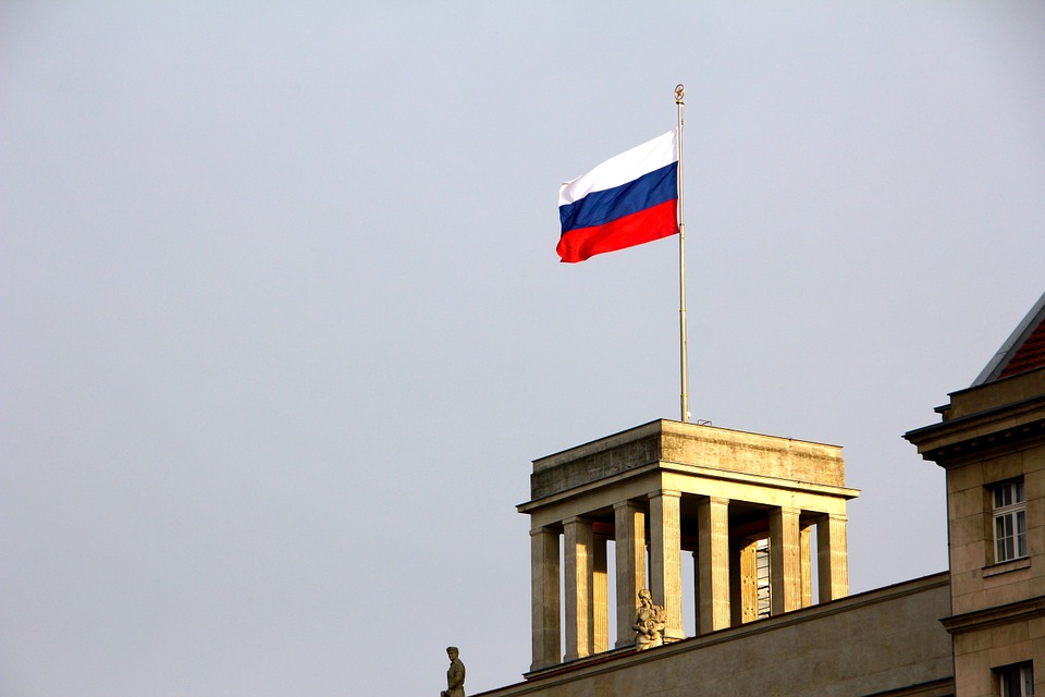 Flaga w ambasadzie Rosji w Niemczech. Fot. Wikimedia Commons.