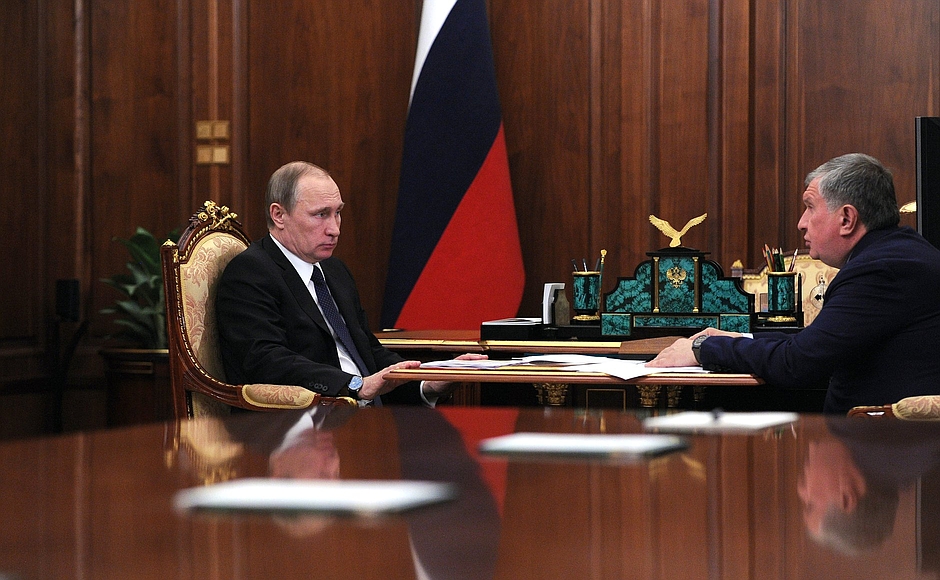 Prezydent Rosji Władimir Putin i prezes Rosnieftu Igor Sieczin. Fot. Rosnieft
