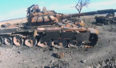 Wrak czołgu w Donbasie. Fot. Wikipedia Commons
