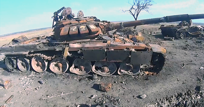 Wrak czołgu w Donbasie. Fot. Wikipedia Commons