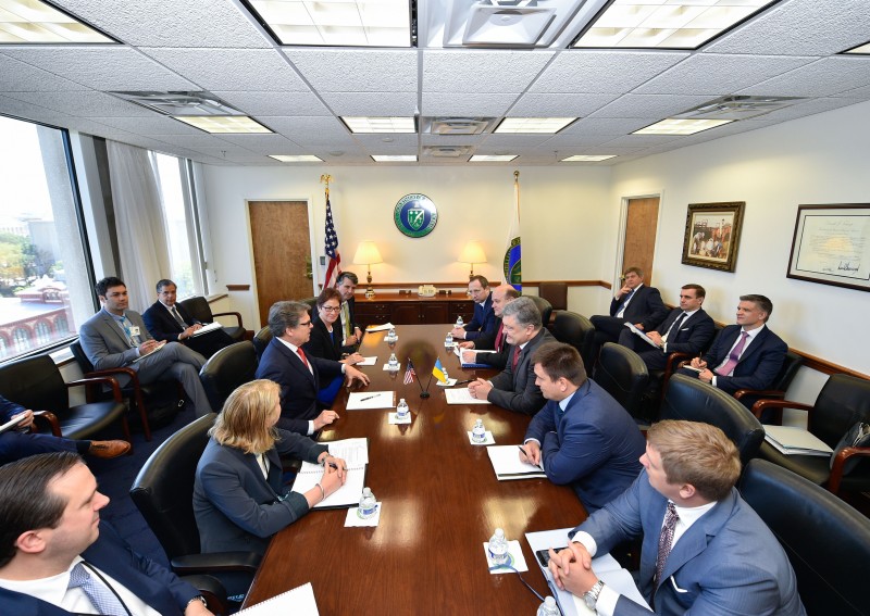 Prezydent Ukrainy rozmawia z Sekretarzem ds. Energii USA. Fot. Kancelaria Prezydenta Ukrainy