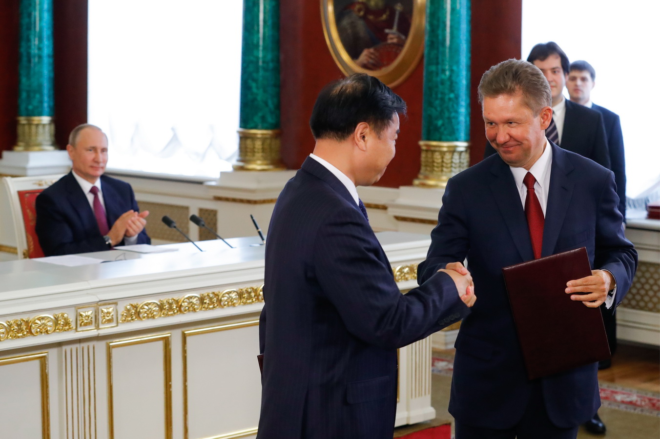 Prezesi Gazpromu i CNPC podpisują dodatkową umowę w sprawie Siły Syberii. Fot. TASS