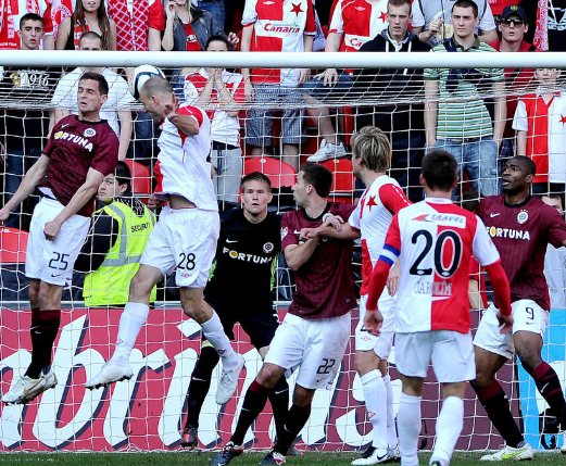 Slavia Praga w akcji (piłkarze w biało-czerwonych strojach). Fot. Wikipedia