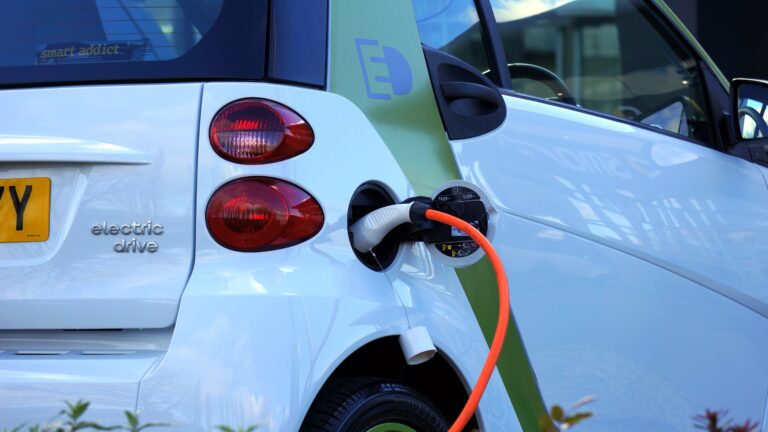 Duże zapotrzebowanie, ale i magazyn energii. Jak elektryki wpływają na sieci elektroenergetyczne?