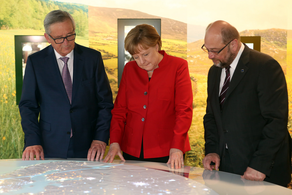 Przewodniczący Komisji Europejskiej Jean Claude-Juncker, kanclerz Angela Merkel (chadecy) i Martin Schultz (socjaliści). Fot. Flickr