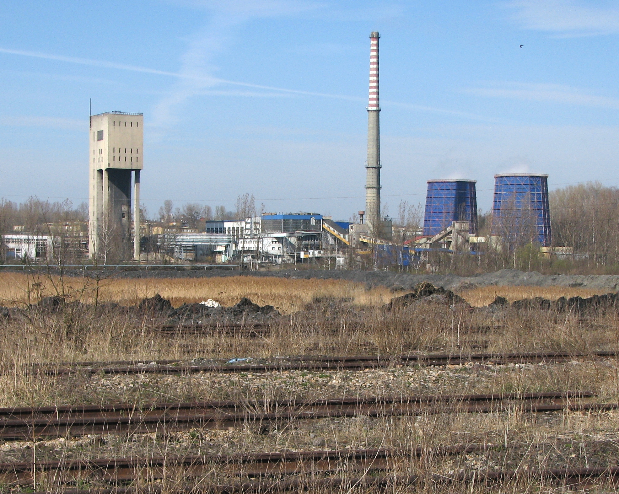 Po lewej widoczny szyb do transportu węgla na powierzchnię - pozostałość po KWK Moszczenica, po prawej elektrociepłownia należąca do Spółki Energetycznej "Jastrzębie". Źródło; WikiCommons, Mariuszjbie