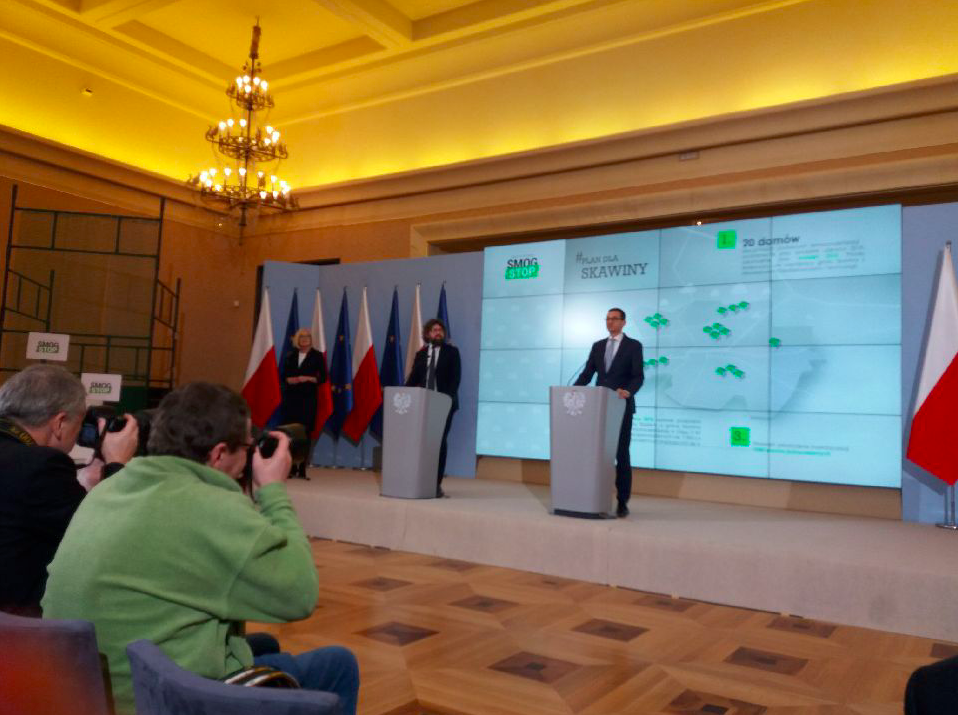 Mateusz Morawiecki i wiceminister Piotr Woźny na konferencji #SmogStop. Fot. MPiT