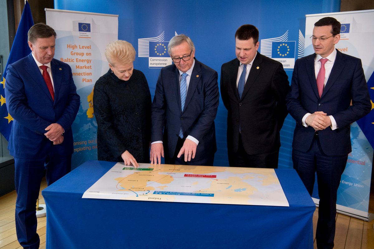 Porozumienie o synchronizacji sieci Polski i krajów bałtyckich. Władze Polski, krajów bałtyckich oraz Przewodniczący KE. Fot. J.C. Juncker. Źródło: Twitter