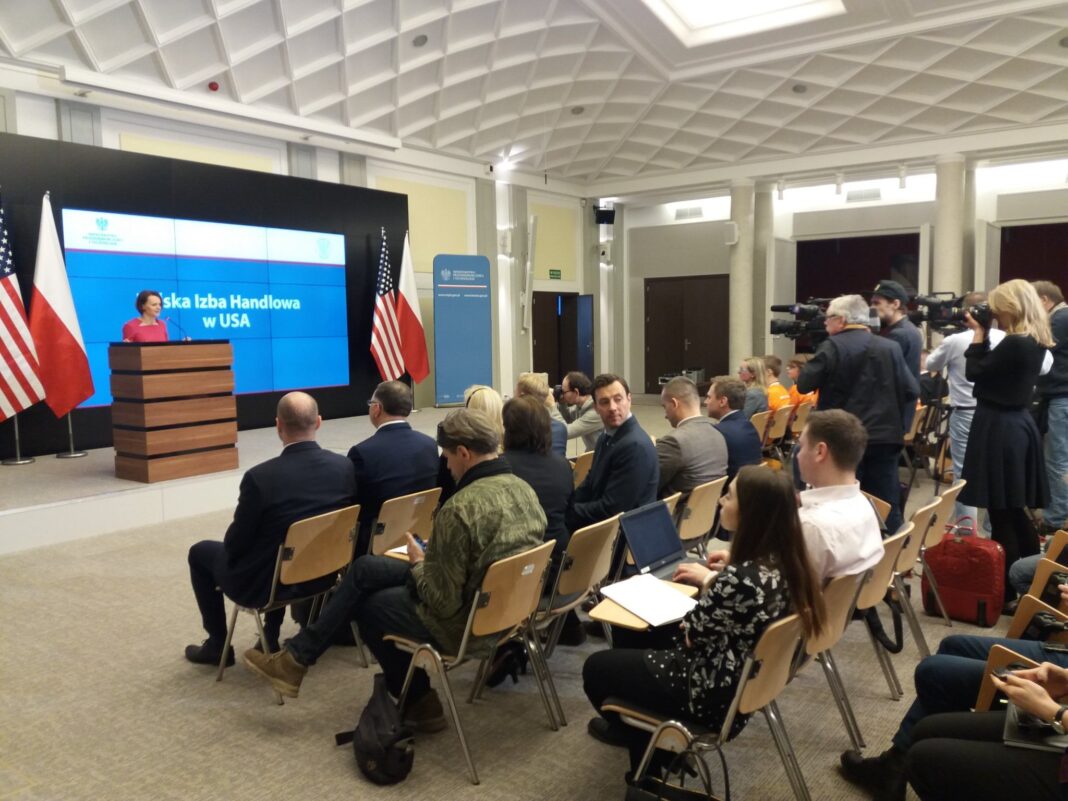 Minister-Przedsiębiorczości i Technologii--Jadwiga-Emilewicz-podczas-konferencji-dotyczącej-otwarcia-Polskiej-Izby-Handlowej-w-USA.Fot_.-MPiT.-Źródło-Twitter.