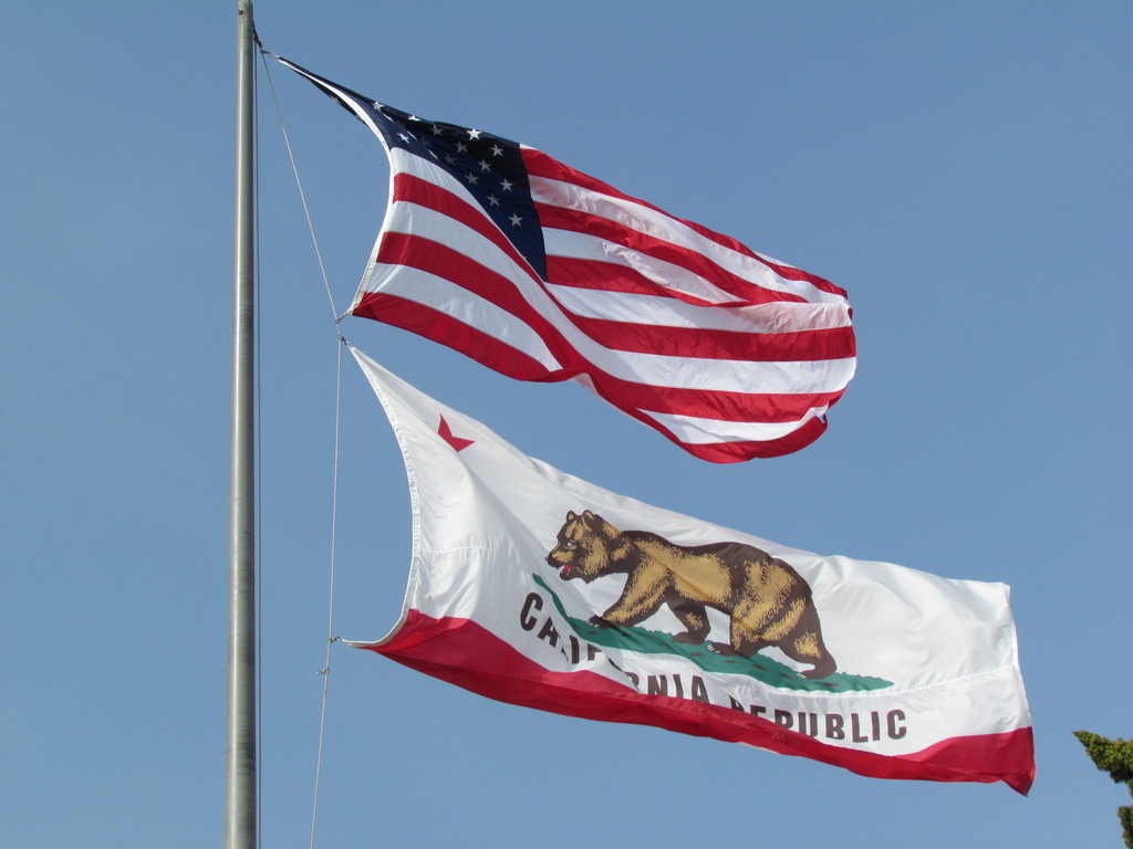 Flaga USA i Kalifornii. Fot. Flickr