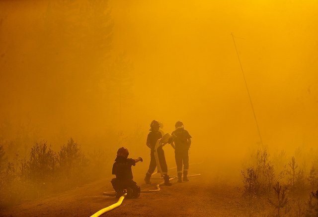 Strażacy, również z Polski, zwalczający pożary w Kårböle, w Szwecji. Ekstremalne fale upałów i susze bedą sprzyjały wybuchowi nowych pożarów coraz trudniejszych do ugaszenia. ©European Civil Protection and Humanitarian Aid Operations