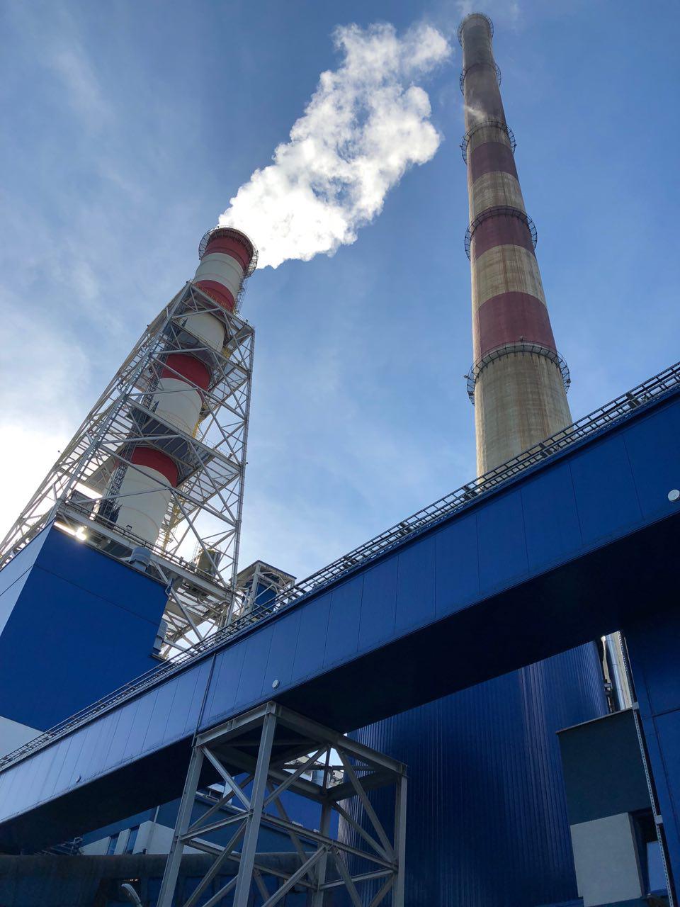 Nowy komin instalacji mokrego odsiarczania spalin (IMOS) jest znacznie mniejszy od starych kominów elektrociepłowni. Elektrociepłownia Kraków. Fot. BiznesAlert.pl