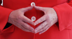 Charakterystyczny gest Angeli Merkel. Źródło: Wikipedia