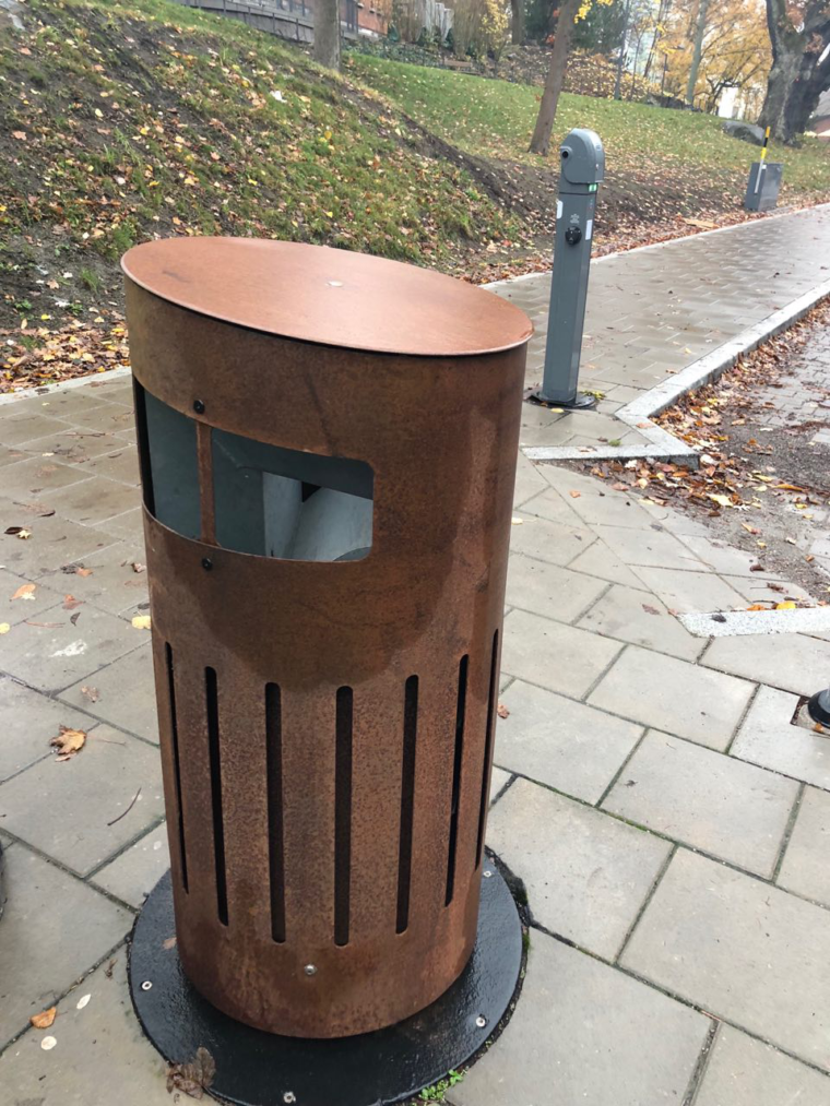 Jeden ze zwyczajnych koszy na śmieci, podłączony jednak do systemem selektywnej zbiórki odpadów i podziemnego przesyłu. Fot. BiznesAlert.pl