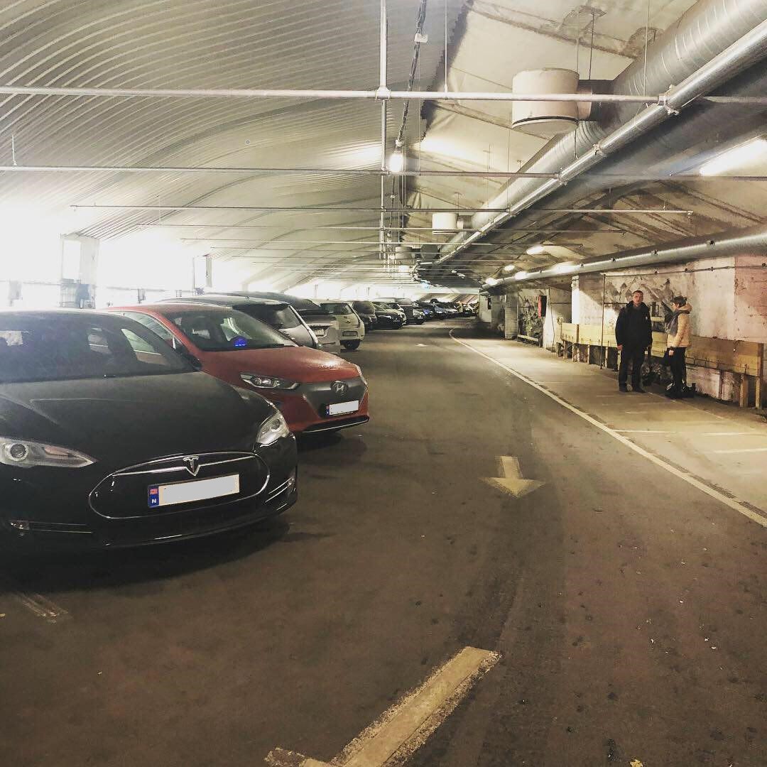 Przykładem jest pierwszy na świecie parking – garaż dedykowany elektryków na 100 wyposażony w punkty ładowania. Ładowanie pojazdów jest obecnie za darmo.