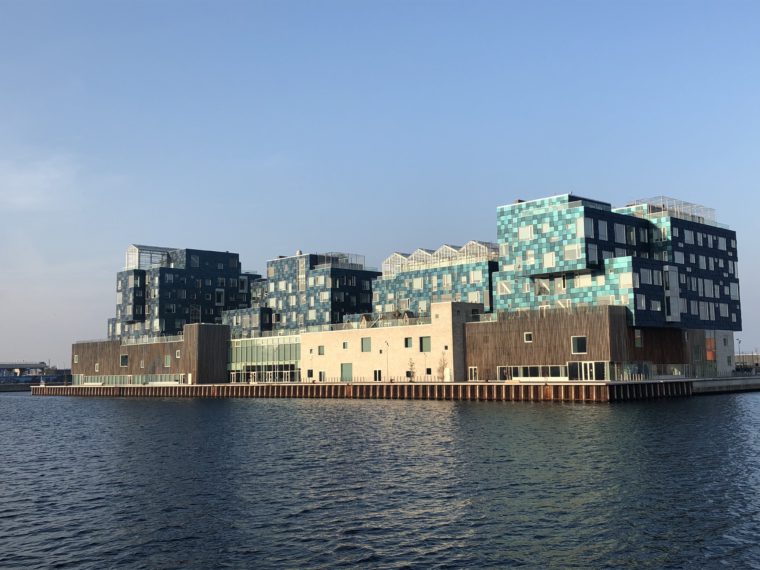 Tak wygląda budynek duńskiej szkoły międzynarodowej w kopenhaskiej dzielnicy Nordhavn. Błękitne płyty to instalacje fotowoltaiczne zapewniające 40 proc. energii potrzebnej obiektowi. Fot. BiznesAlert.pl.