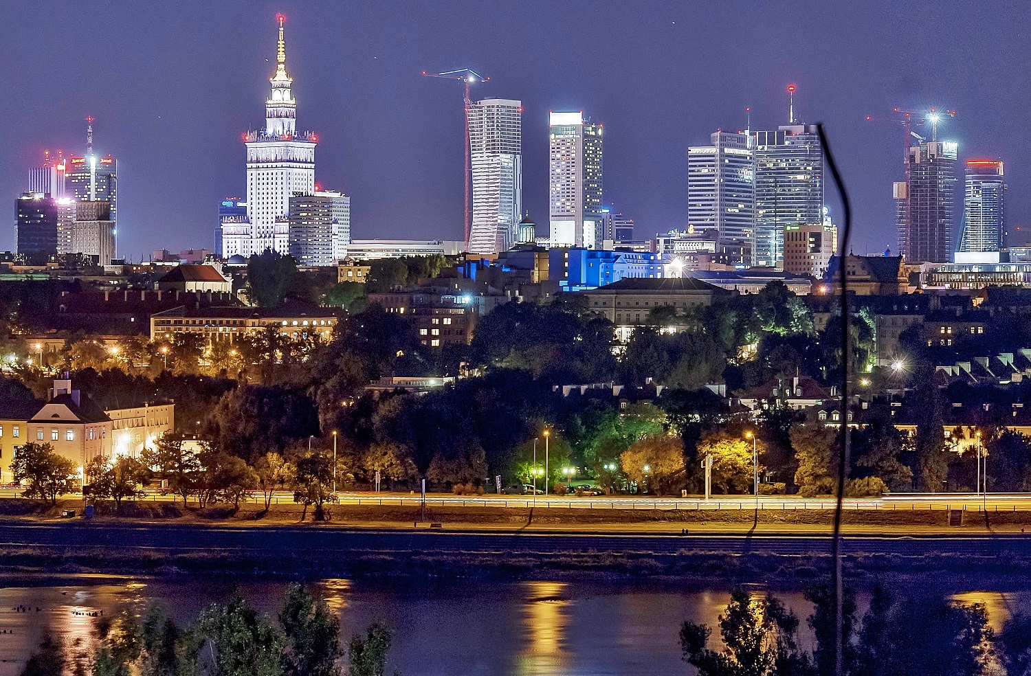 Warszawa nocą. Fot. Wikimedia Commons