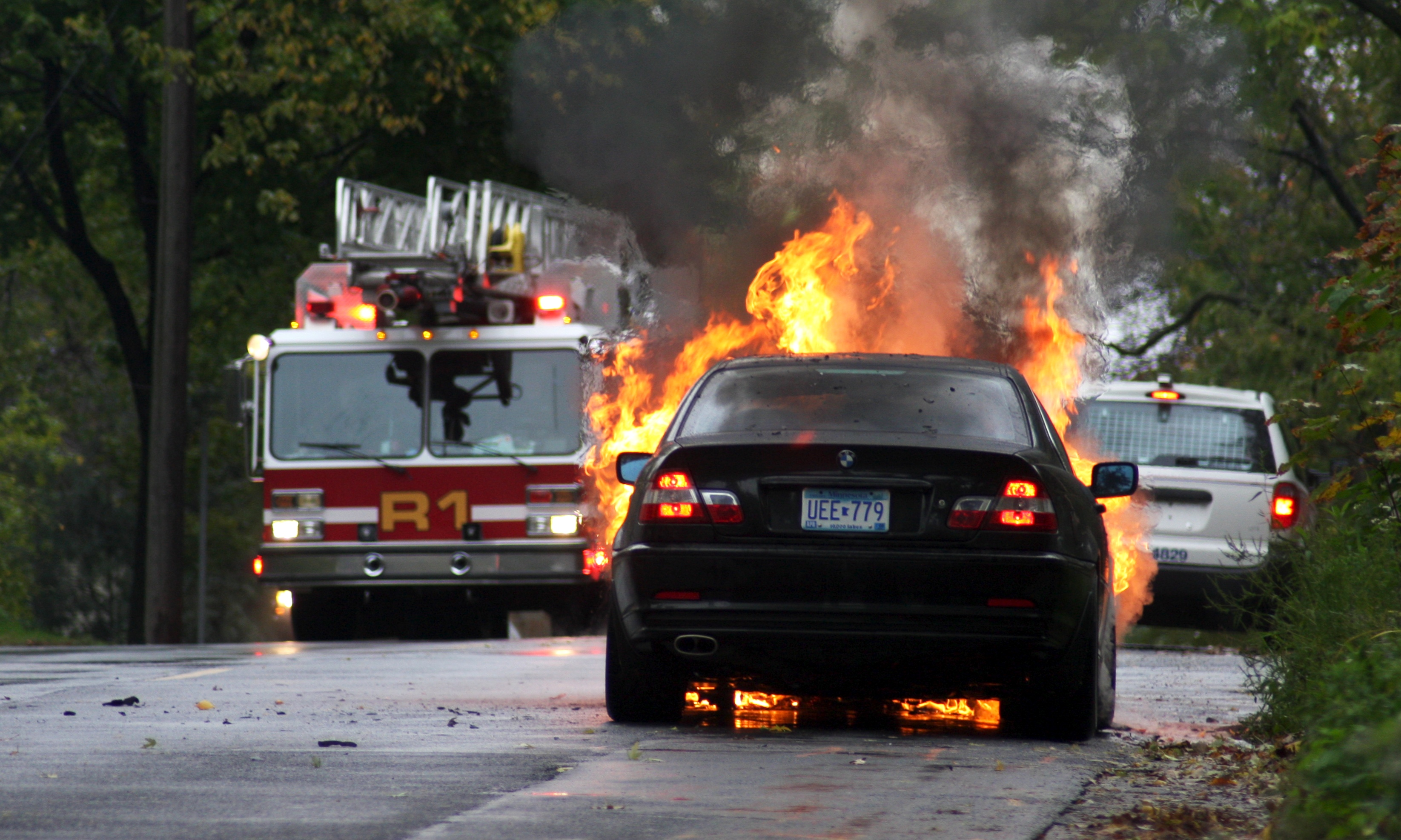 Płonący samochód BMW. Źródło: Wikicommons