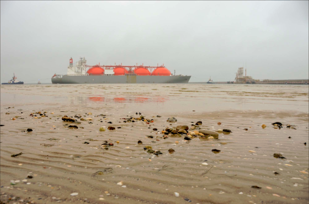 Arctic Voyager z ładunkiem LNG z Norwegii w pobliżu terminalu w Świnoujściu. Fot. Polskie LNG