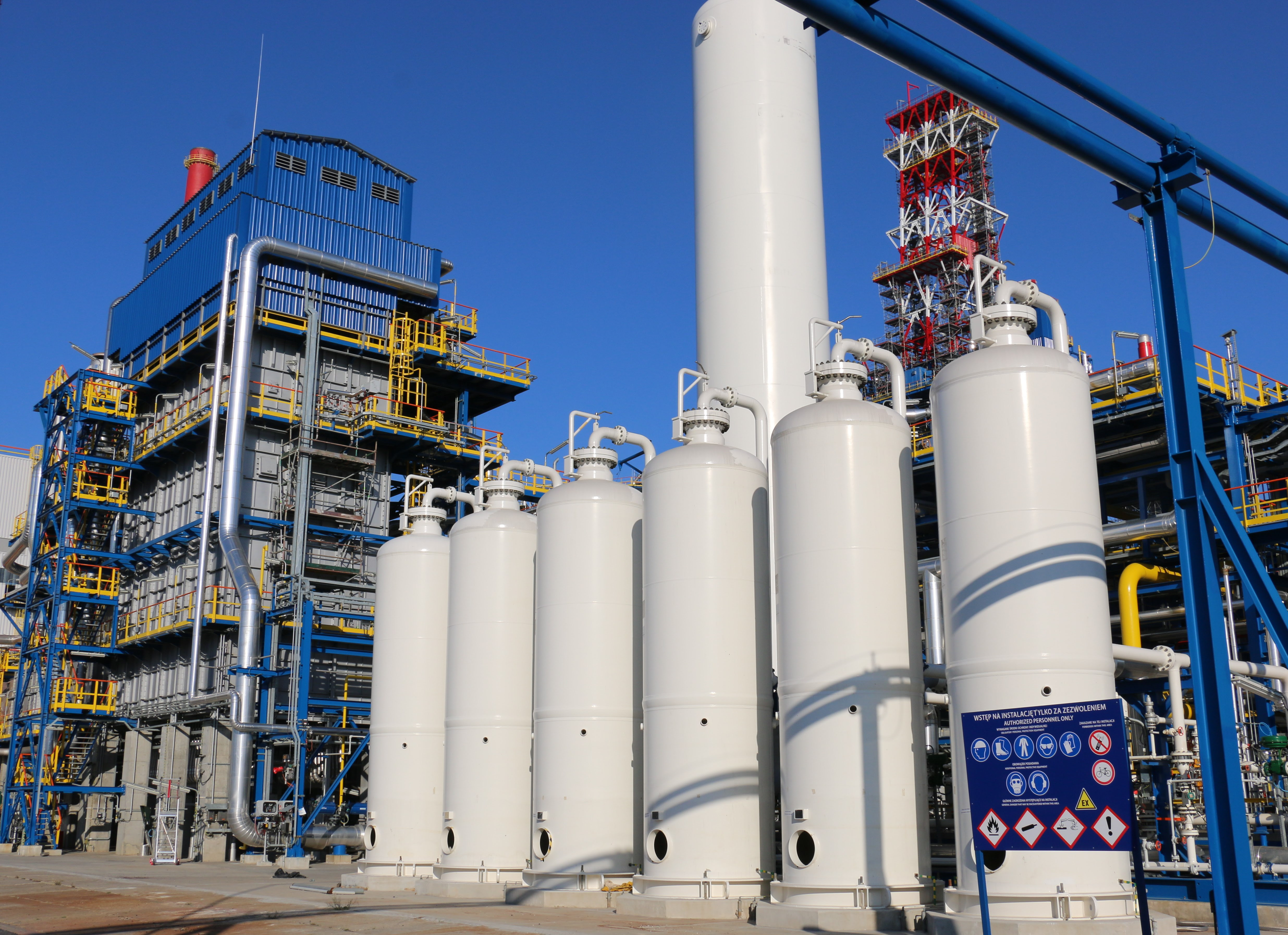 Wodór niezbędny jest na instalacjach: hydroodsiarczania benzyny z koksowania (CNHT), łagodnego hydrokrakingu (MHC) i hydroodsiarczania olejów napędowych (HDS). Fot. Grupa Lotos