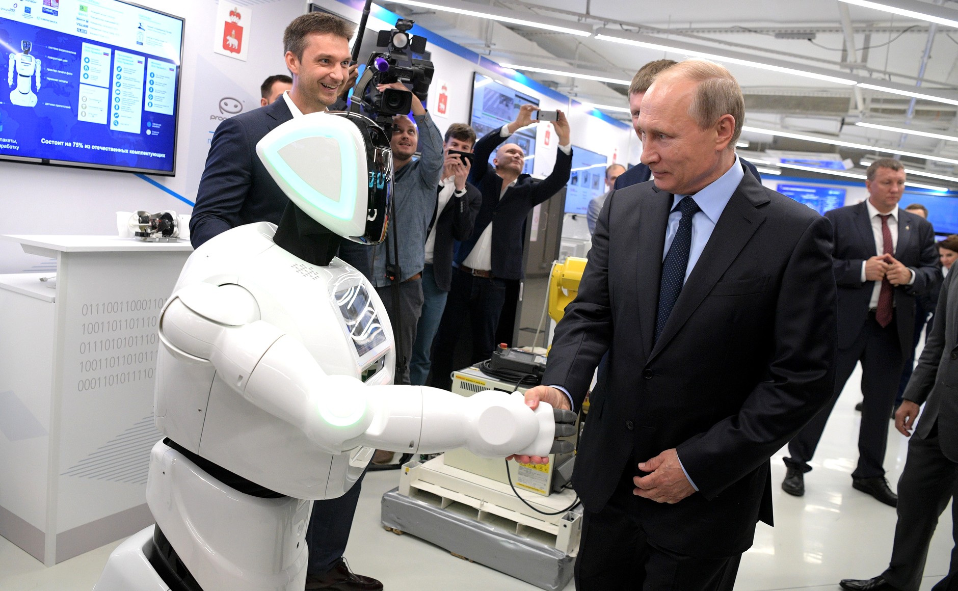 Władimir Putin i Promobot. Fot. Kancelaria Prezydenta Federacji Rosyjskiej