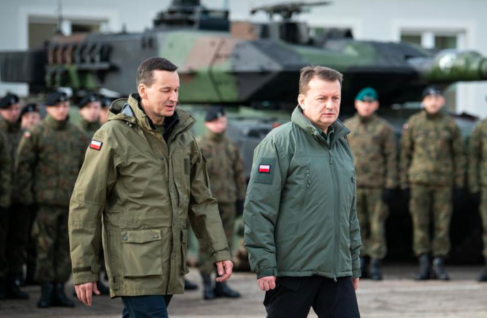 Premier Mateusz Morawiecki i szef MON Mariusz Błaszczak. Źródło: MON