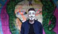 Człowiek w masce Anonymous. Fot. Pixabay