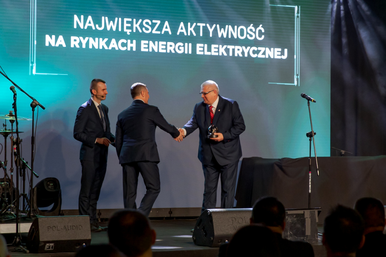 Wiceprezes PGE GIEK Krzysztof Domagała odbiera nagrodę Platynowy Megawat. Fot. PGE GIEK