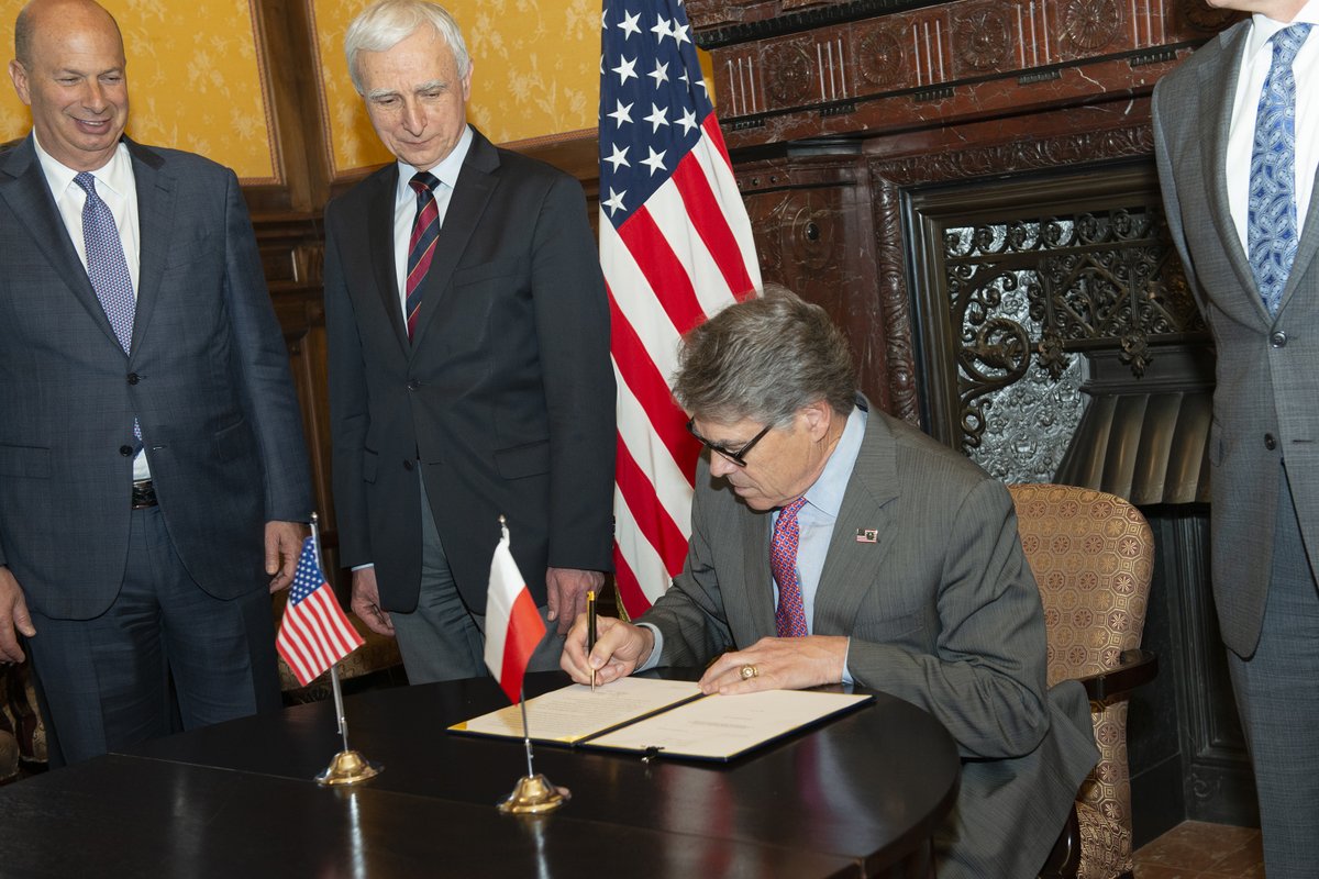 Amerykański Sekretarz Energii Rick Perry podpisał zezwolenia departamentu w czwartek, 2 maja, podczas pierwszego Forum Energetycznego Rady UE-UE w Brukseli. Fot. Rick Perry/Twitter
