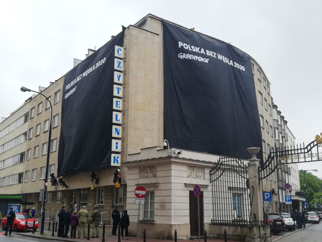 Transparent Greenpeace na siedzibie Platformy Obywatelskiej. Fot. Greenpeace