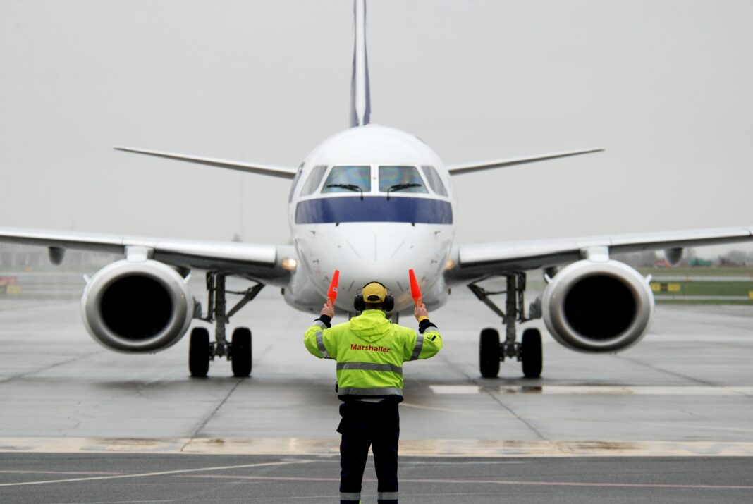 EMBRAER 195 fot. lot.com