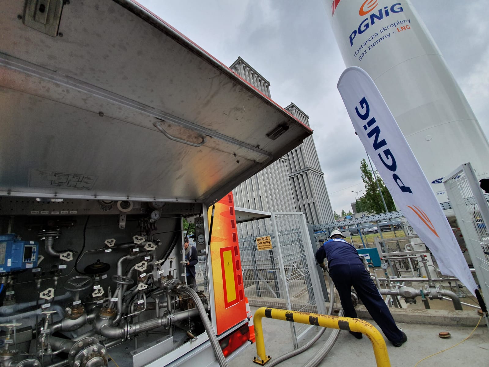 Tankowanie LNG w zajezdni MZA przy ul. Ostrobramskiej. Fot. BiznesAlert.pl