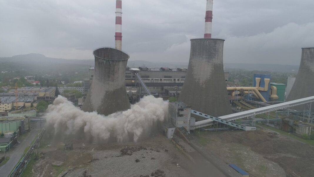 Runęła czwarta z kolei chłodnia kominowa w Łagiszy. Fot. Tauron