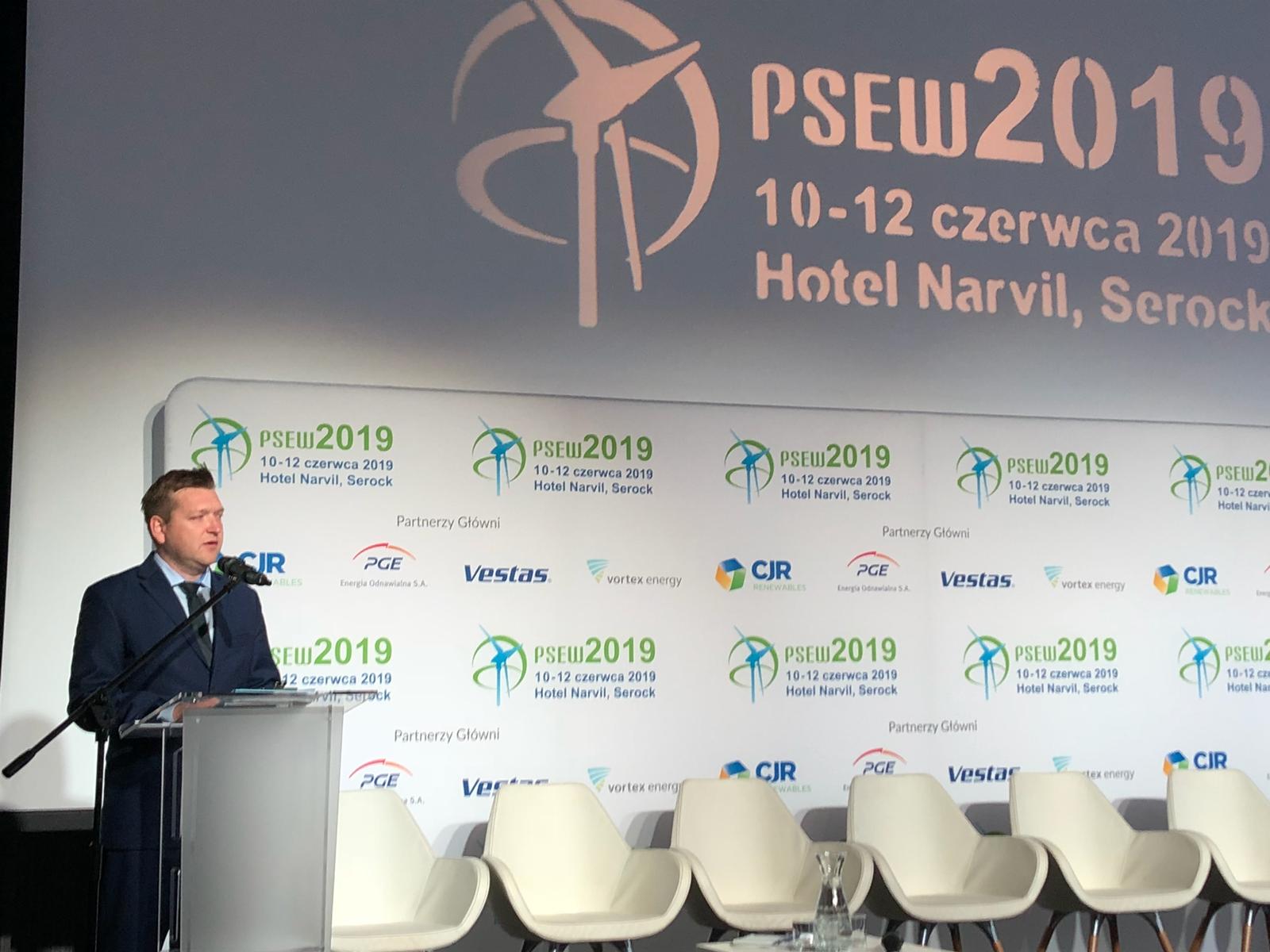 Janusz Gajowiecki, prezes PSEW podczas konferencji PSEW 2019. Fot. BiznesAlert.pl