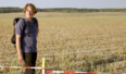 Malte Heynen na swoim polu, przez który ma przebiegać EUGAL. Źródło: Youtube
